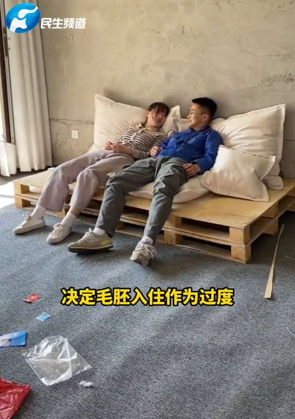 用貨架搭起沙發基底。（翻攝微博）