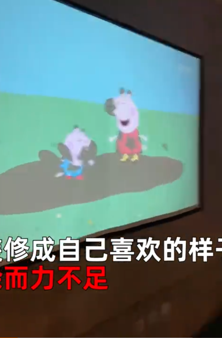 親手架設投影機。(翻攝微博)