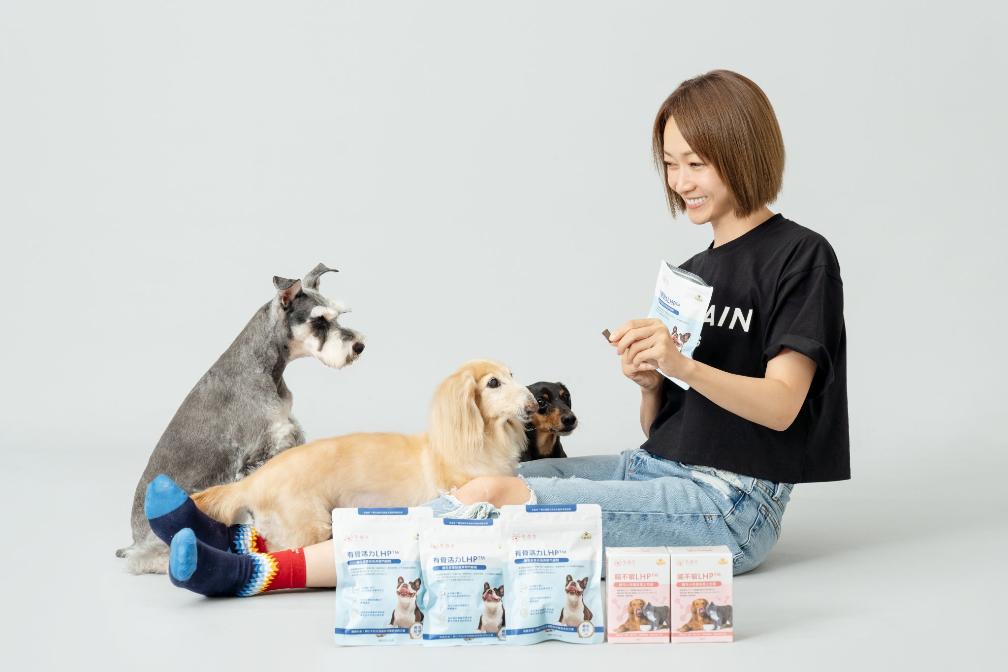 潘慧如不久前還帶3隻毛孩拍寵物用品廣告。（翻攝自潘慧如臉書）