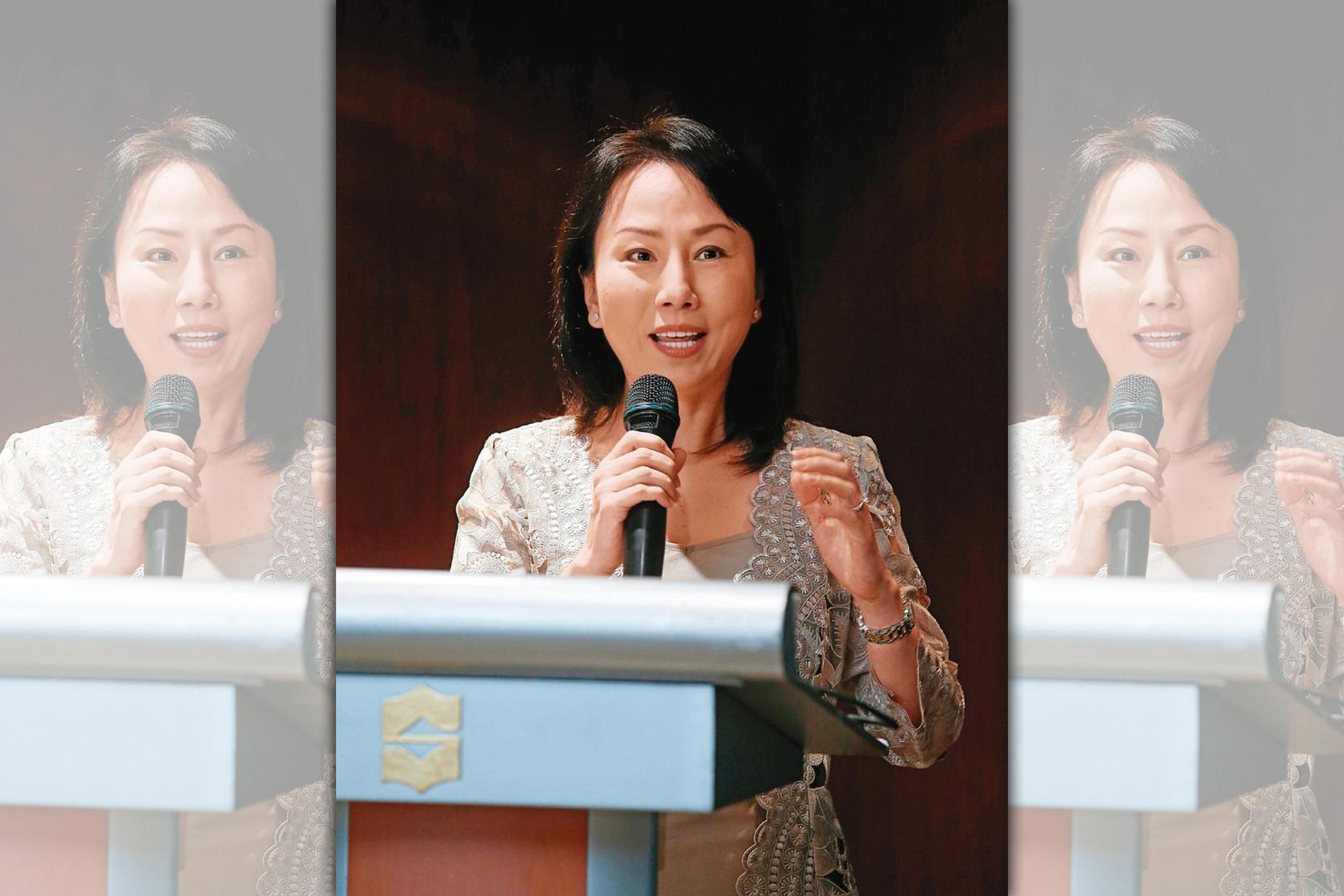 假名媛朱立安被控推銷不實基金,向廣達電腦創辦人林百里的妻子何莎、作家鄭豐喜遺孀吳繼釗等人,推銷她小畫家軟體瞎掰的AXIS基金,多年來得手近4億多元。(聯合知識庫)