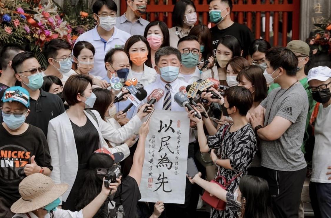陳時中今（20日）到龍山寺拜拜遇抗議。（翻攝陳時中臉書）