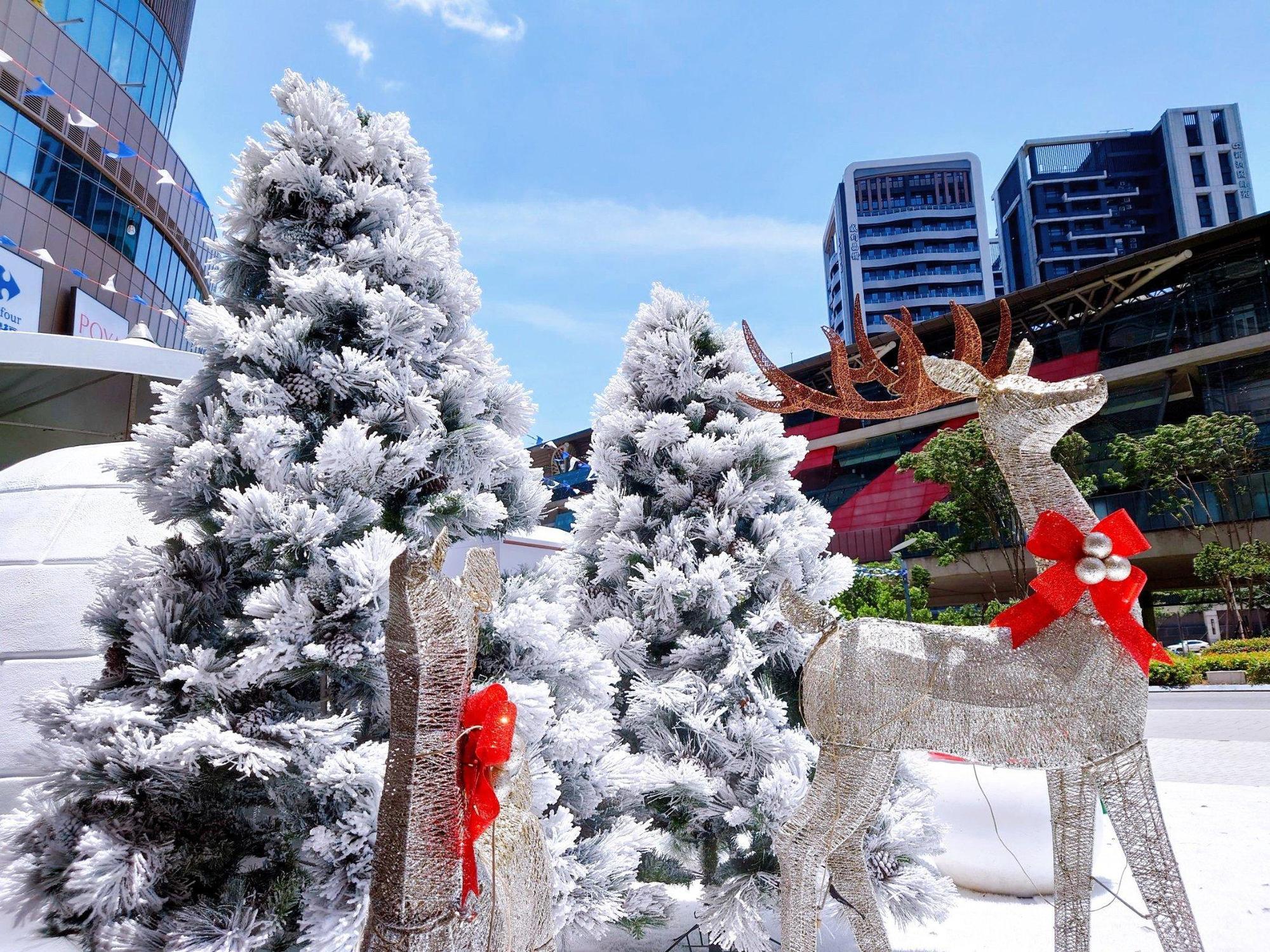 為提供民眾體驗國外銀白雪國度氛圍,桃園A19以夏日雪派對為主題,即日起至8月31日於戶外廣場打造「夏日雪屋小鎮」。(業者提供)