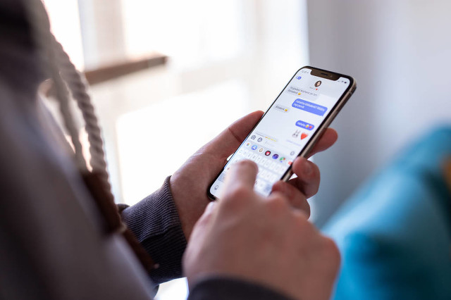 國外調查顯示,年輕一代和老一輩人對於表情符號有不同解讀,其中茄子被年輕人視為帶有性暗示的符號。(示意圖,東方IC)