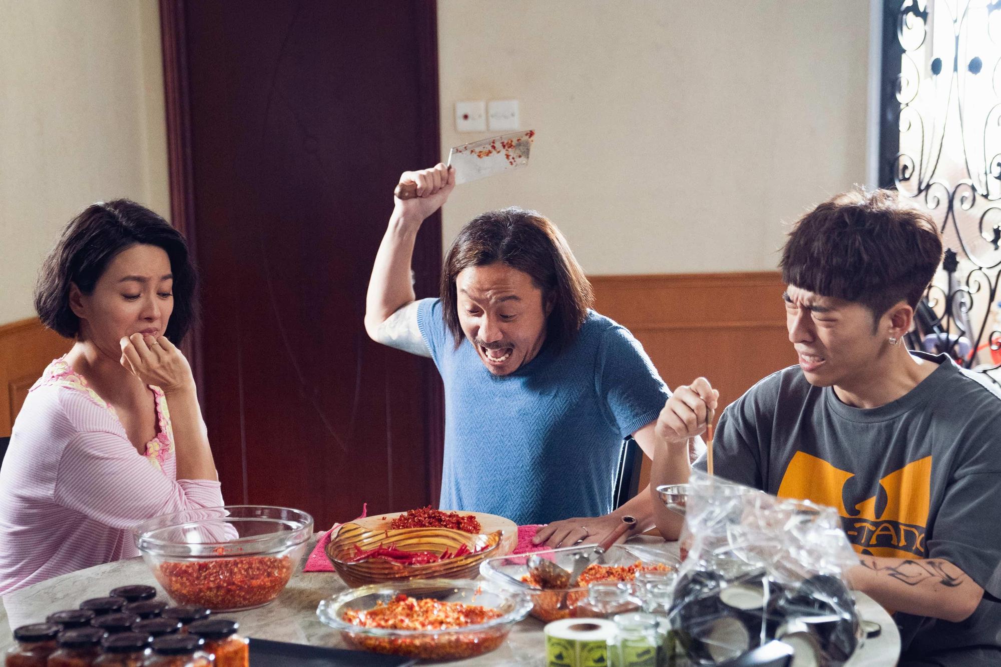 片中鄭中基沒戴手套剁辣椒,結果在如廁時誤傷生殖器,衍生出一段解辣爆笑戲。(甲上)