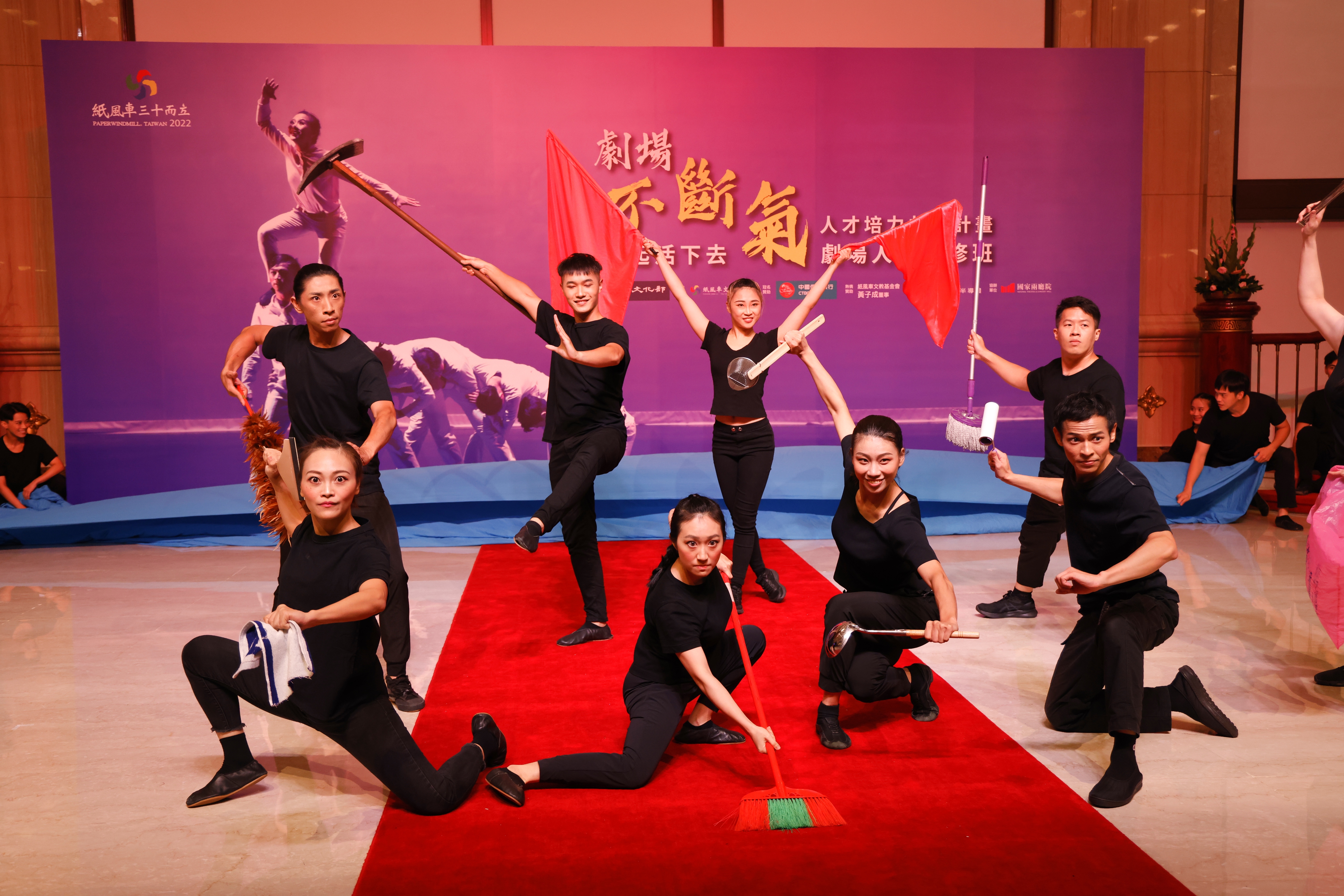 紙風車文教基金會發起的《劇場不斷氣-一起活下去》人才培力共創計畫，今（20日）在國家戲劇院呈現一個月培訓成果。（紙風車文教基金會提供）
