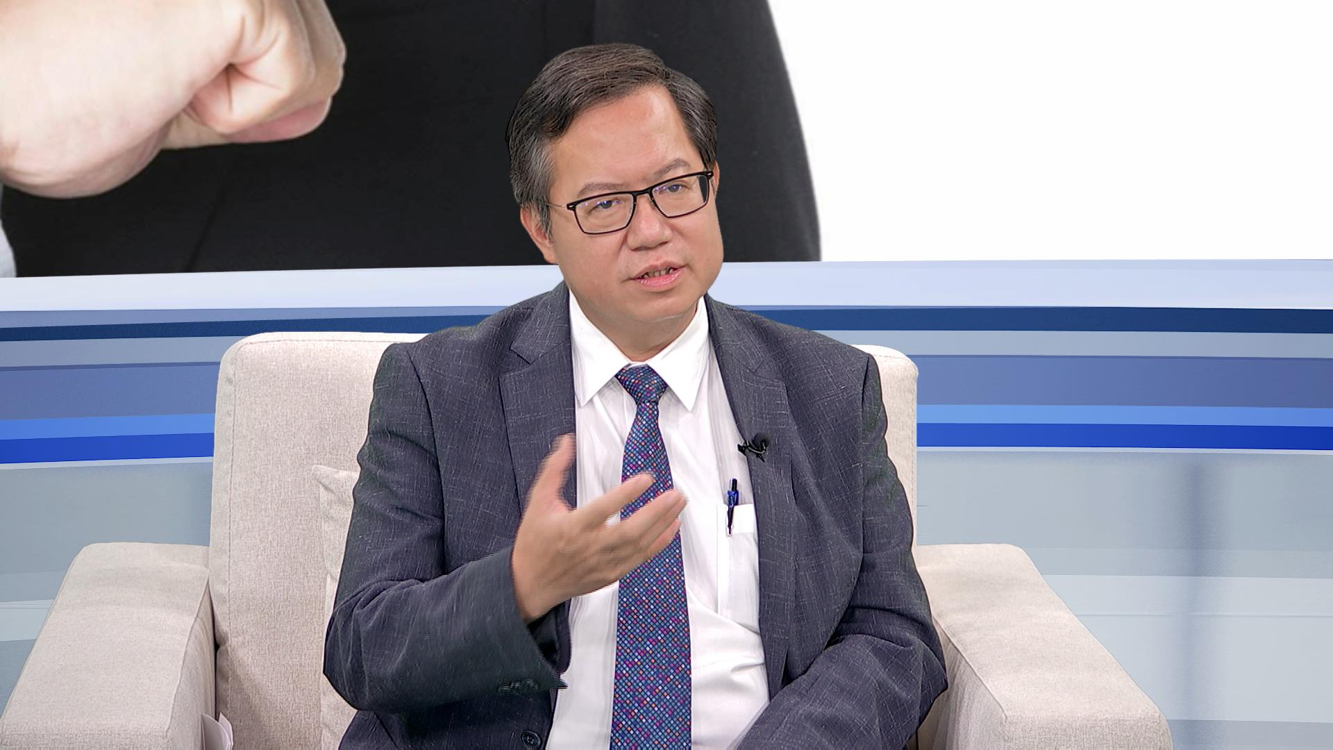 桃園市長鄭文燦今（20日）接受《鏡新聞調查報告》專訪，回應林智堅遇到論文危機、侯友宜處理恩恩案的看法。（鏡新聞提供）