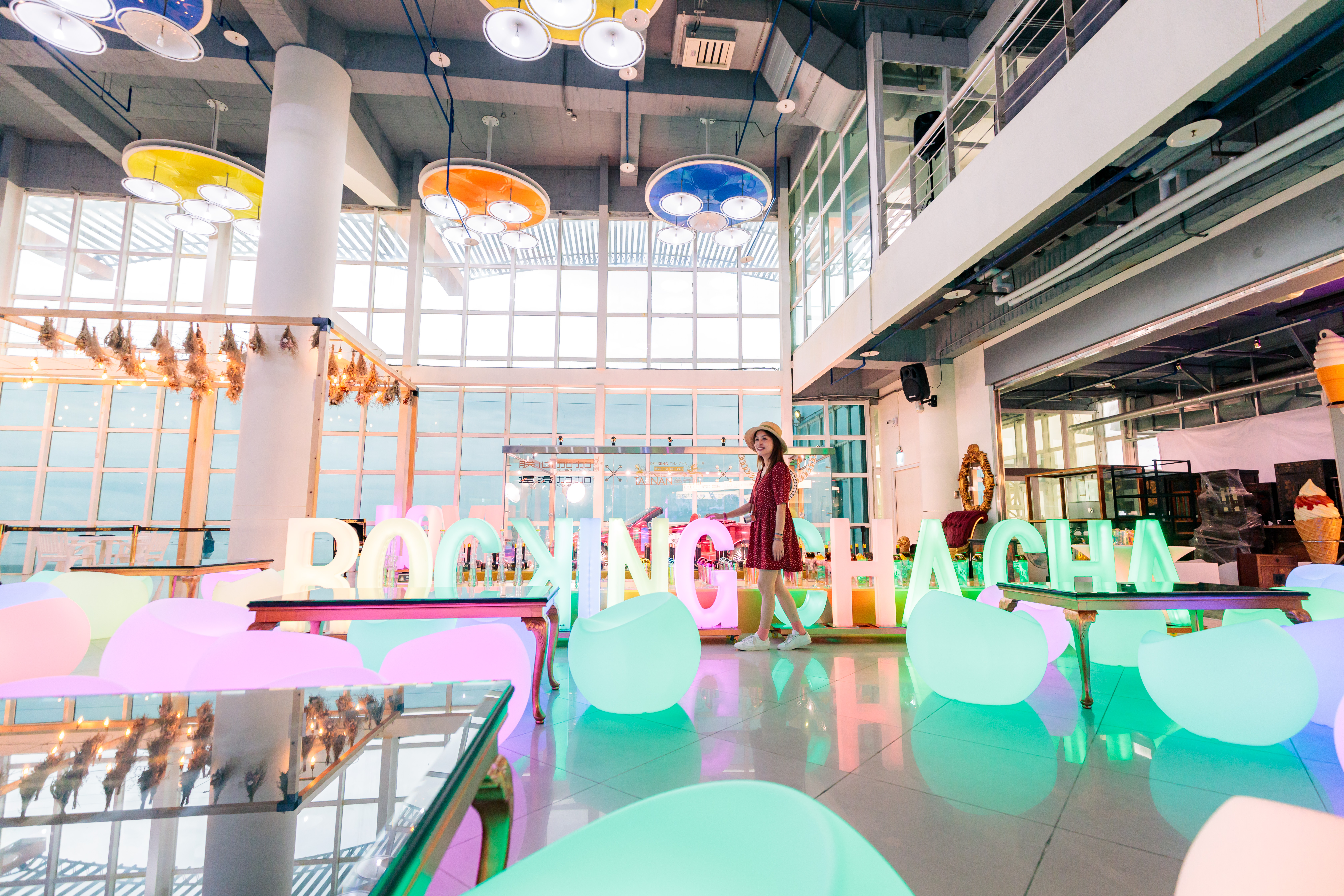 浮誇系的飲料店「搖滾加加」在海邊營造的氛圍相當新潮。