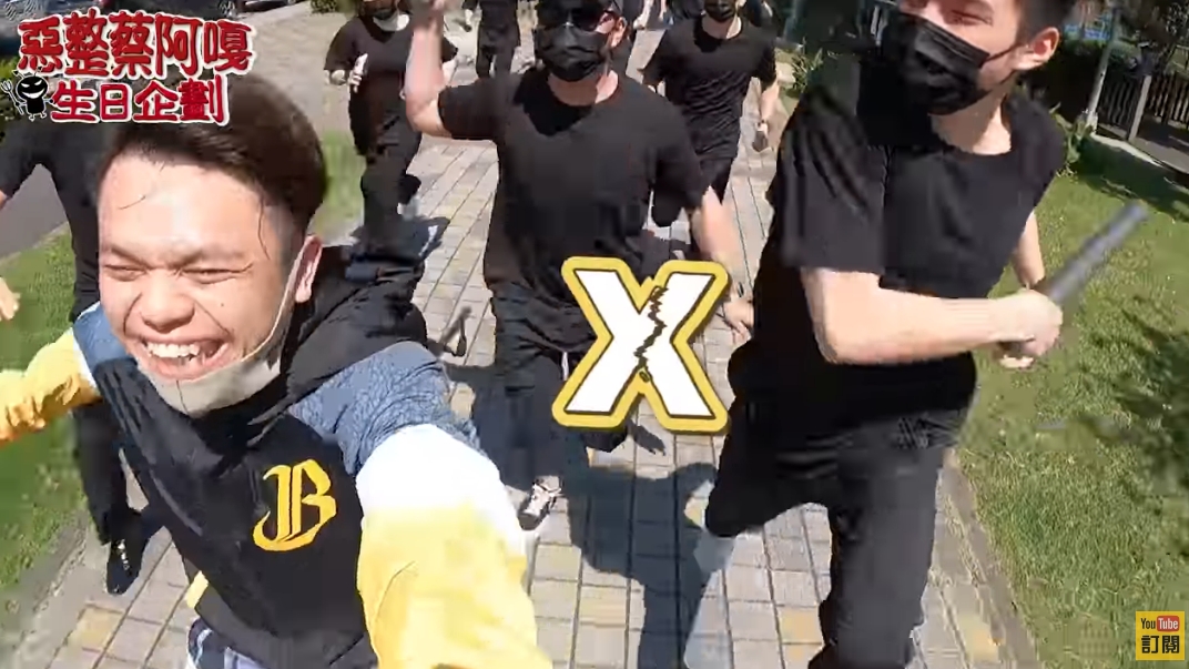 蔡阿嘎慢跑遇到黑衣人追打，原來是工作室夥伴為了他生日的整人企劃。（翻攝自蔡阿嘎Life YouTube頻道）
