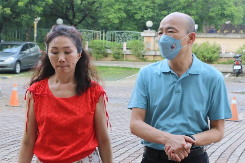 韓國瑜在臉書分享自己的「絕版珍藏」，還向愛妻李佳芬喊話求饒，笑翻不少網友。（翻攝自韓國瑜臉書）
