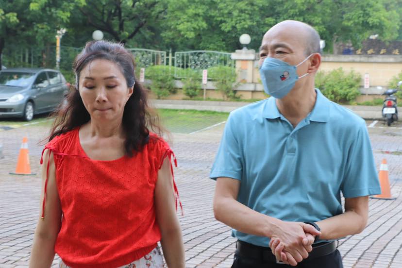 韓國瑜在臉書分享自己的「絕版珍藏」，還向愛妻李佳芬喊話求饒，笑翻不少網友。（翻攝自韓國瑜臉書）