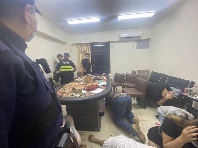 警方出動快打部隊,鎮壓鬥毆雙方。(翻攝畫面)