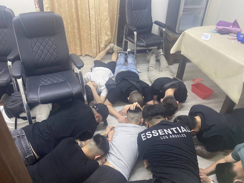 快打部隊將賭場圍事人員與尋仇雙方都壓制在地。（翻攝畫面）