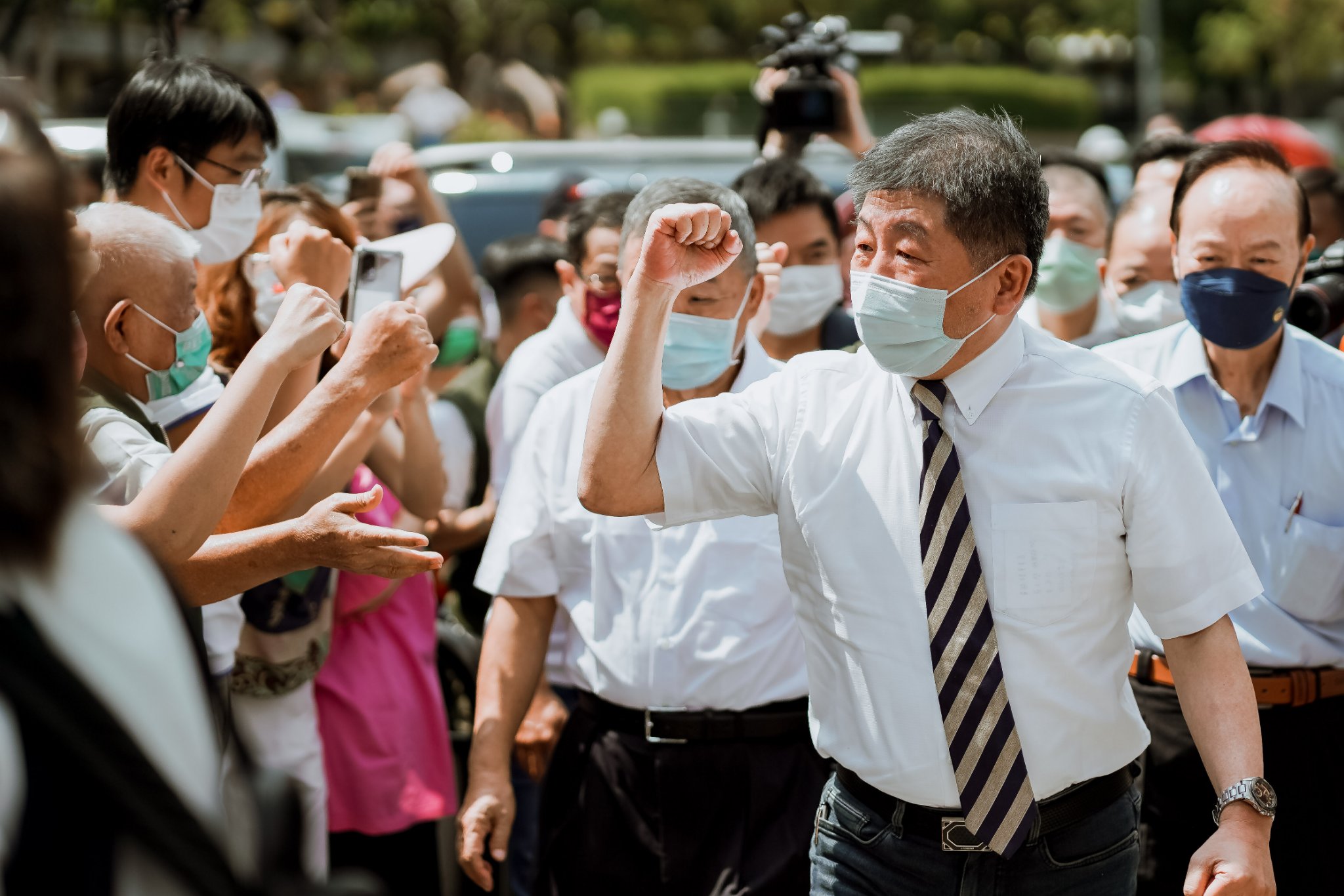 陳時中昨日前往龍山寺拜拜，不過受訪時遇到民眾大聲陳情後被架走事件，引發爭議。（翻攝自陳時中臉書）
