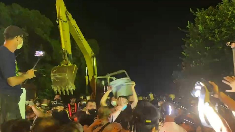 反坤輿的苗栗鄉親今凌晨在坤輿門口遭黑衣人突襲攻擊,現場爆發激烈衝突。(洪申翰辦公室提供)