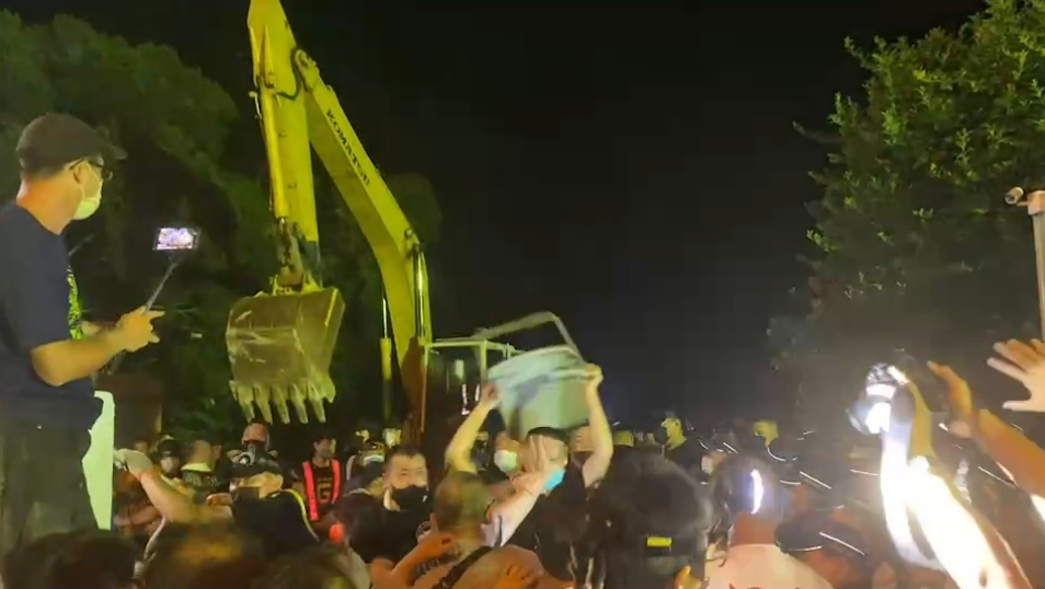 反坤輿的苗栗鄉親今凌晨在坤輿門口遭黑衣人突襲攻擊，現場爆發激烈衝突。（洪申翰辦公室提供）