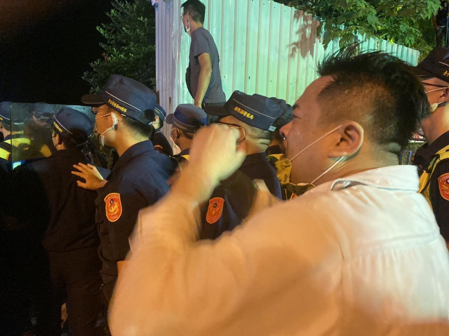 立委洪申翰到現場聲援也被胡椒噴霧波及,痛批現場警力竟是將盾牌對準鄉親。(洪申翰辦公室提供)