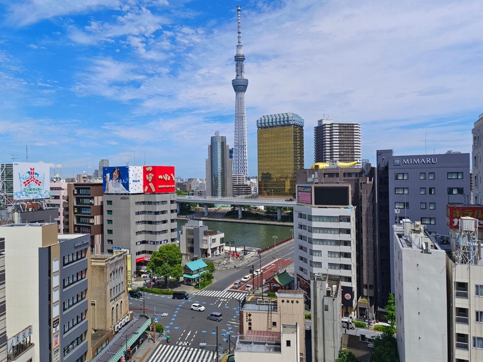 林氏璧日前前往日本採訪旅遊，昨日更去拜訪淺草文化中心展望台並拍下晴空塔。（翻攝自日本自助旅遊中毒者臉書）