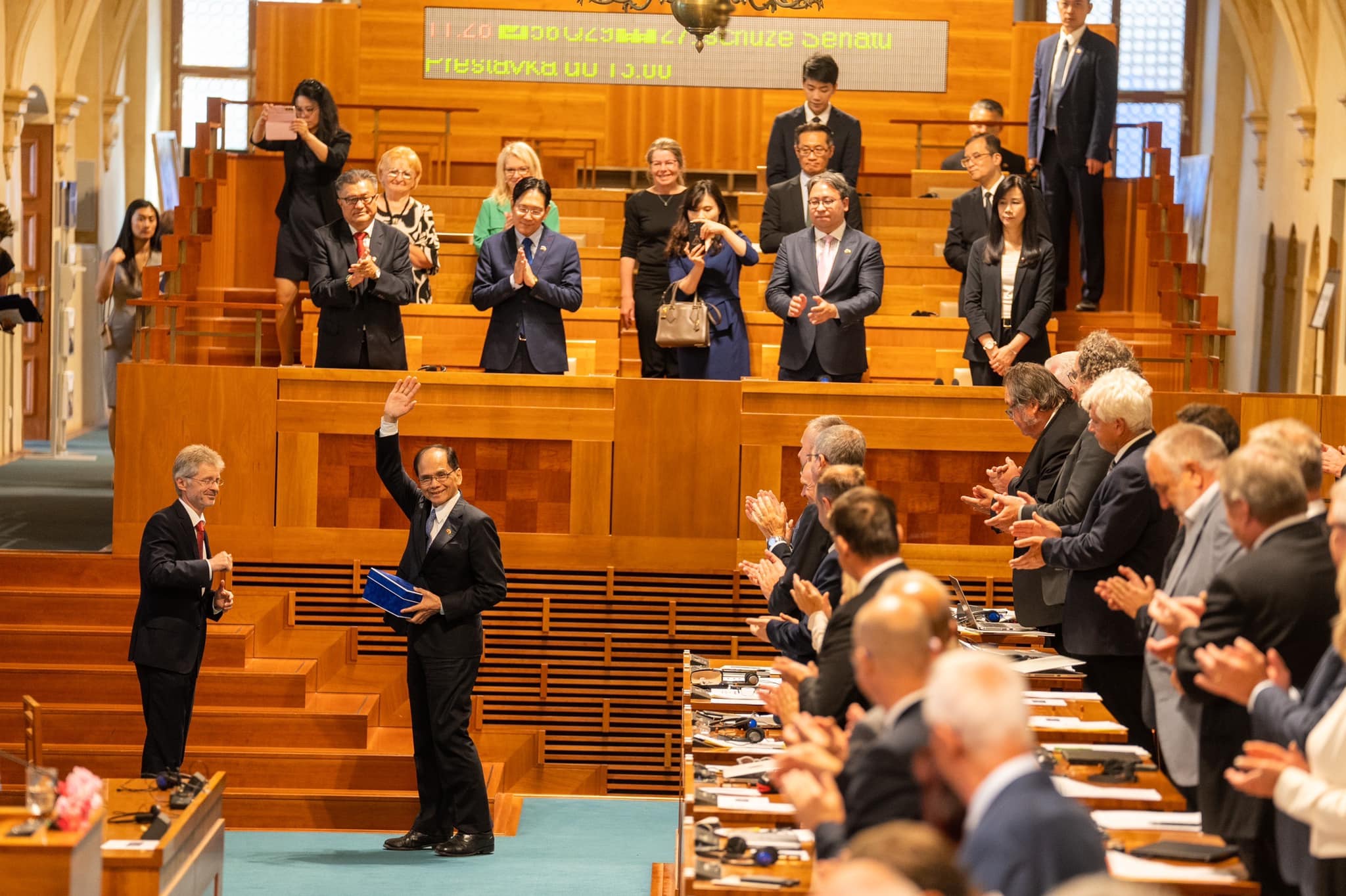 游錫堃於捷克參議院演說，獲得全場議員熱烈掌聲回饋。（翻攝自游錫堃臉書）