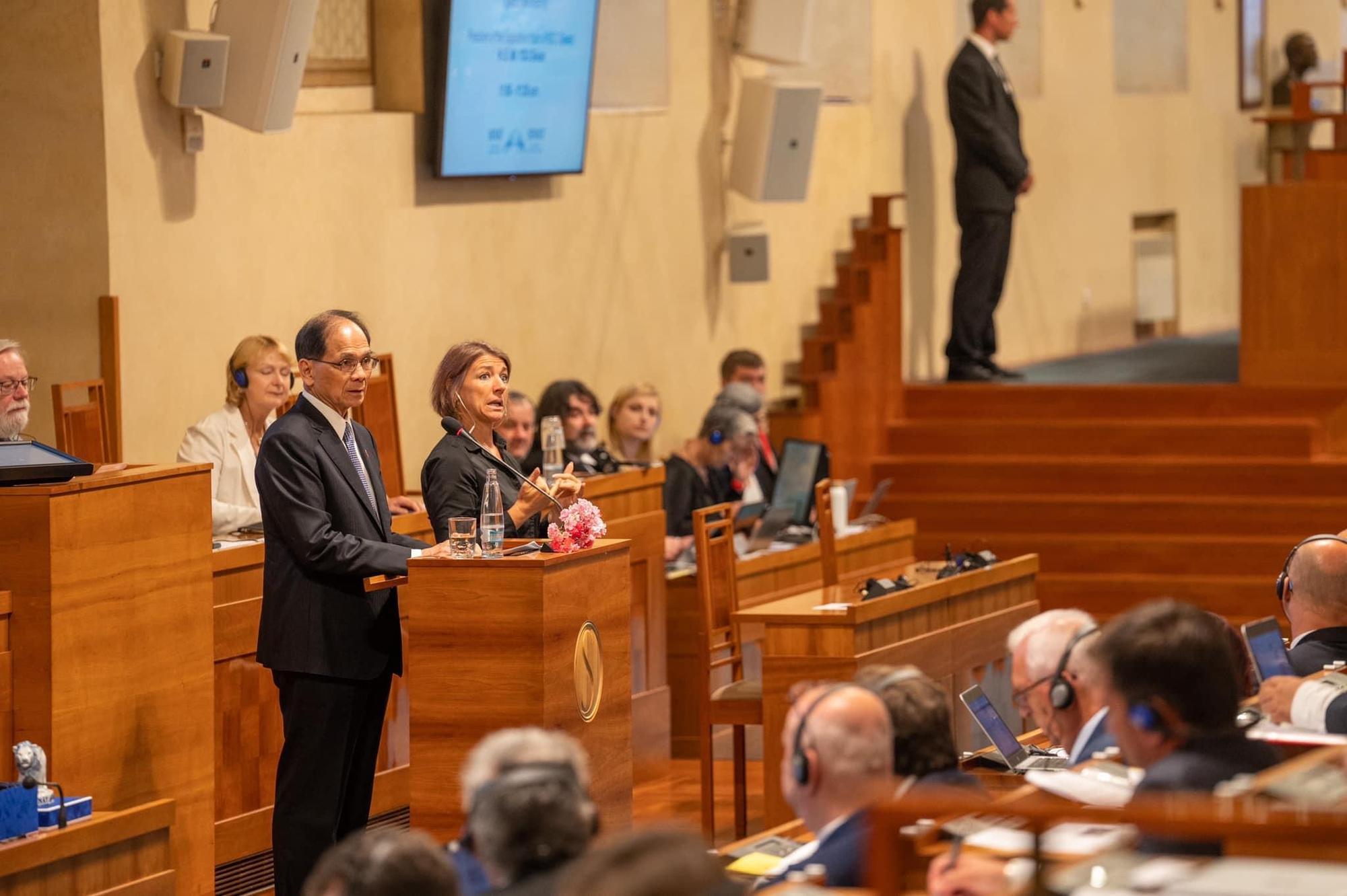 游錫堃受邀至捷克參議院演說，強調民主國家盟友應共同捍衛自由民主。（翻攝自游錫堃臉書）