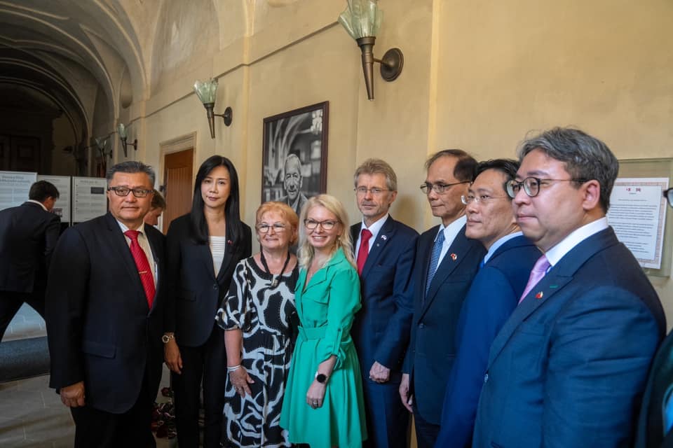 游錫堃率訪問團追悼捷克前參議院議長柯佳洛。（翻攝自游錫堃臉書）