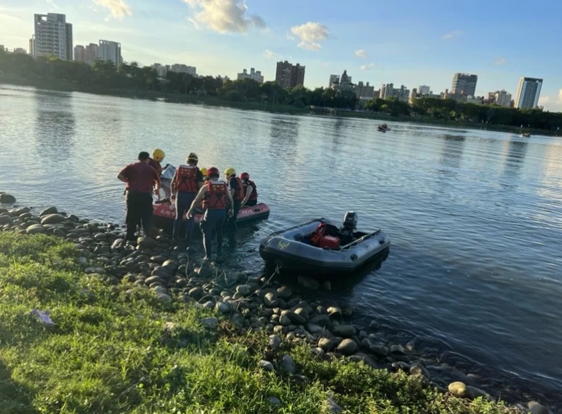 高雄蓮池潭昨下午發生溺水意外，學童溺斃後教練一度失蹤，今晨終於尋獲其遺體。（翻攝畫面）