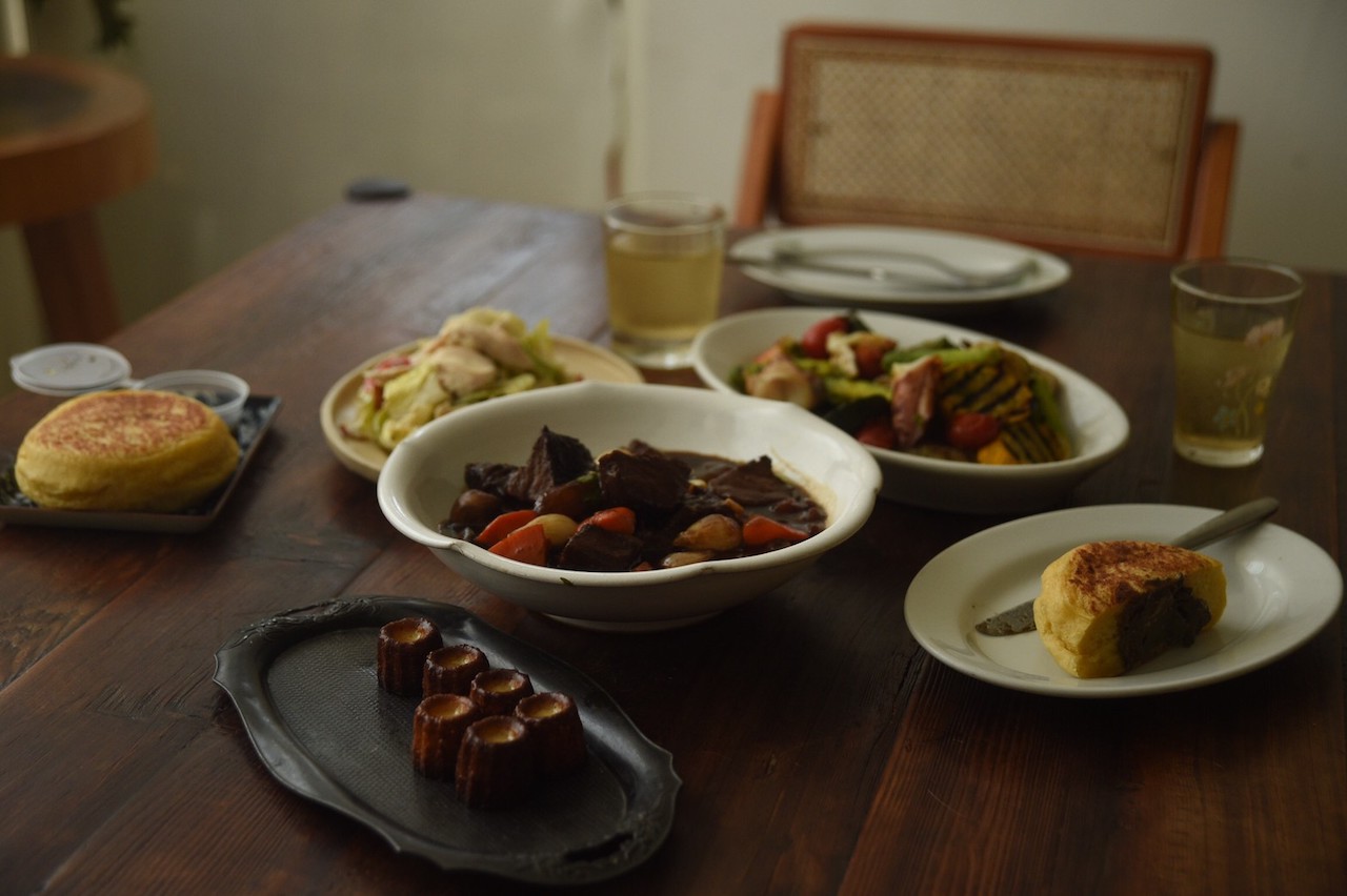 「Regent x Sinasera 24 南法風情外帶分享餐」帶回家享用，像從餐桌跟台東連線。（2,980元套餐菜色）