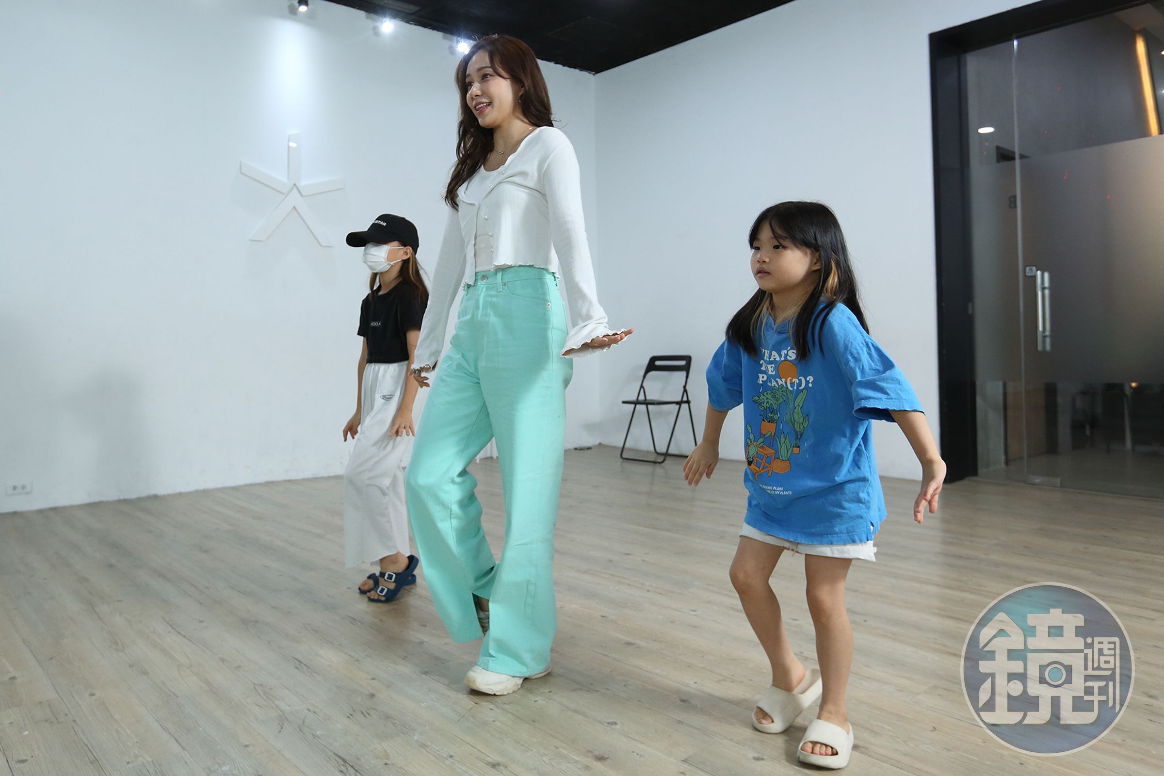 金智湖（中）與于傳勇的2個女兒繼承父母親的能力，小小年紀就很有表演天賦，能跳能唱。