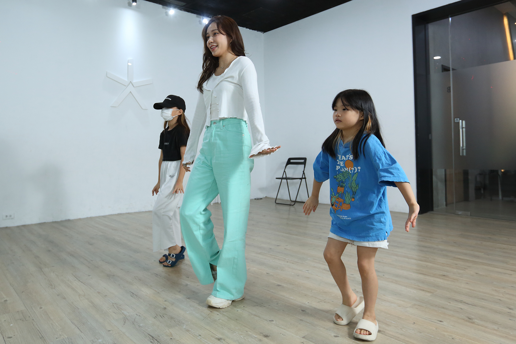 金智湖（中）與于傳勇的2個女兒繼承父母親的能力，小小年紀就很有表演天賦，能跳能唱。