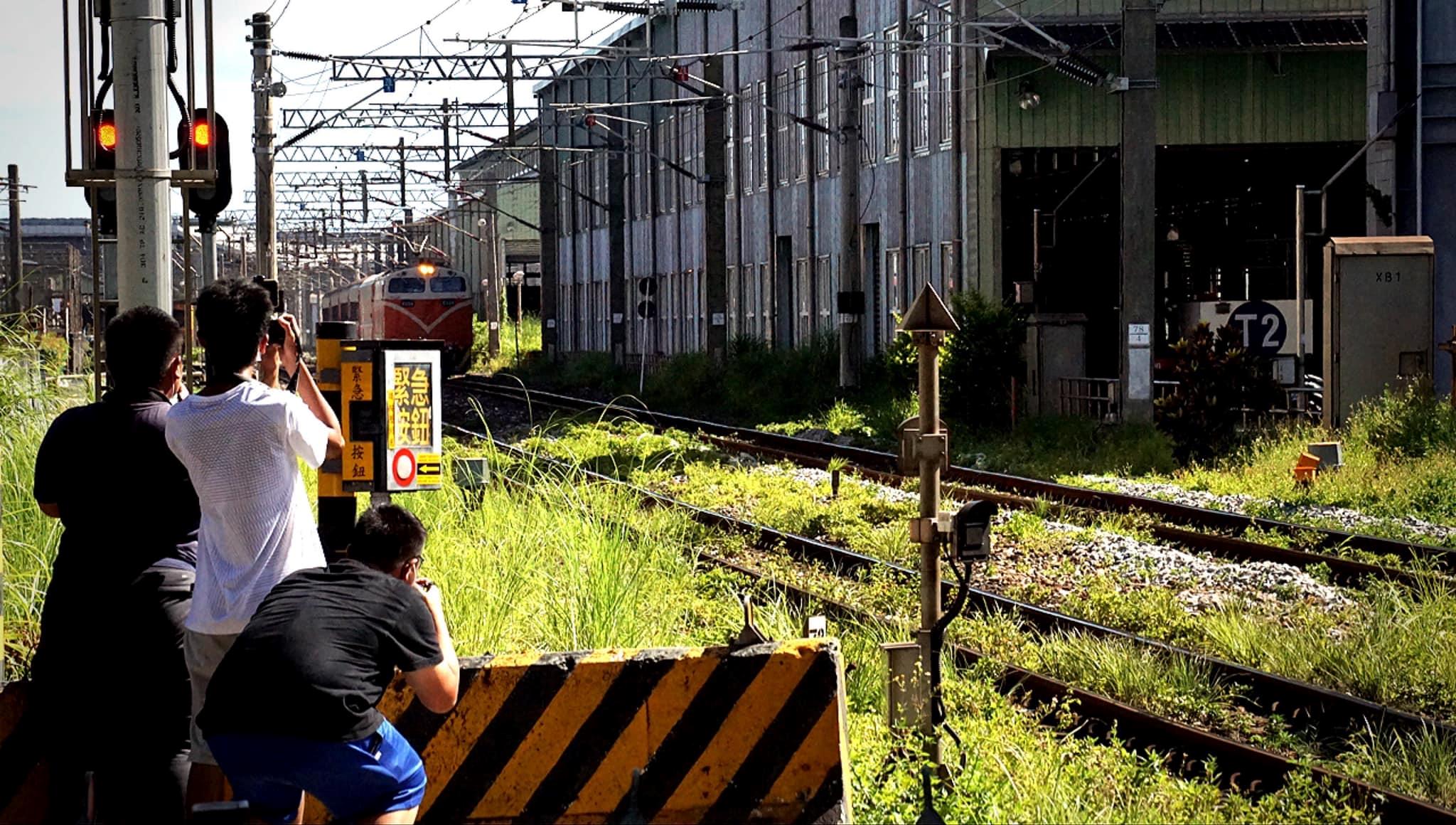 3名屁孩闖平交道想拍「總統花車」，經現場民眾勸導仍不退讓，甚至嗆聲，並造成火車急煞。（翻攝自爆料公社）