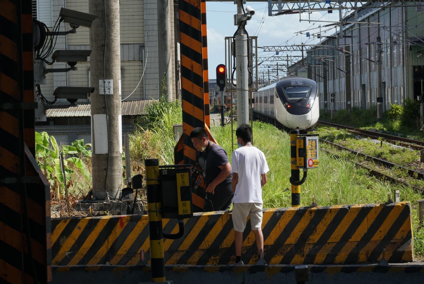 3名屁孩逗留超過10分鐘，拍完照匆忙騎著腳踏車離去。（翻攝自爆料公社）