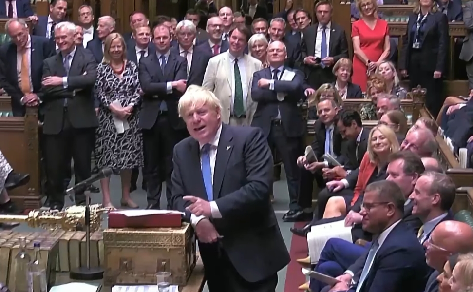 英國首相強生即將下台，週三他在國會發言向繼任者與所有議員喊話。（翻攝自YouTube）