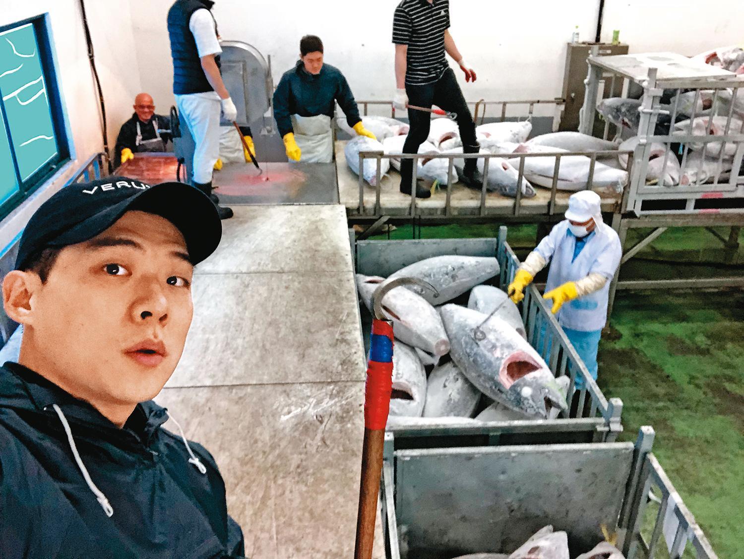 于傳勇來台後從事遠洋漁業貿易工作,笑稱自己是靠漁業收入支撐舞客星。(于傳勇提供)