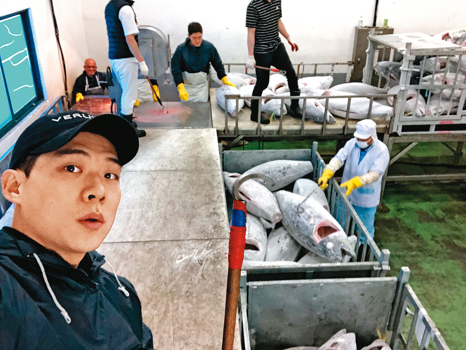 于傳勇來台後從事遠洋漁業貿易工作，笑稱自己是靠漁業收入支撐舞客星。（于傳勇提供）