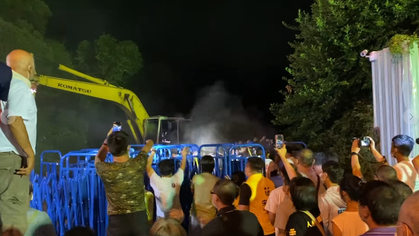 凌晨有大批黑衣人從坤輿內部衝出，攻擊抗議民眾，連前縣長劉政鴻都被噴辣椒水。（翻攝自洪申翰臉書）