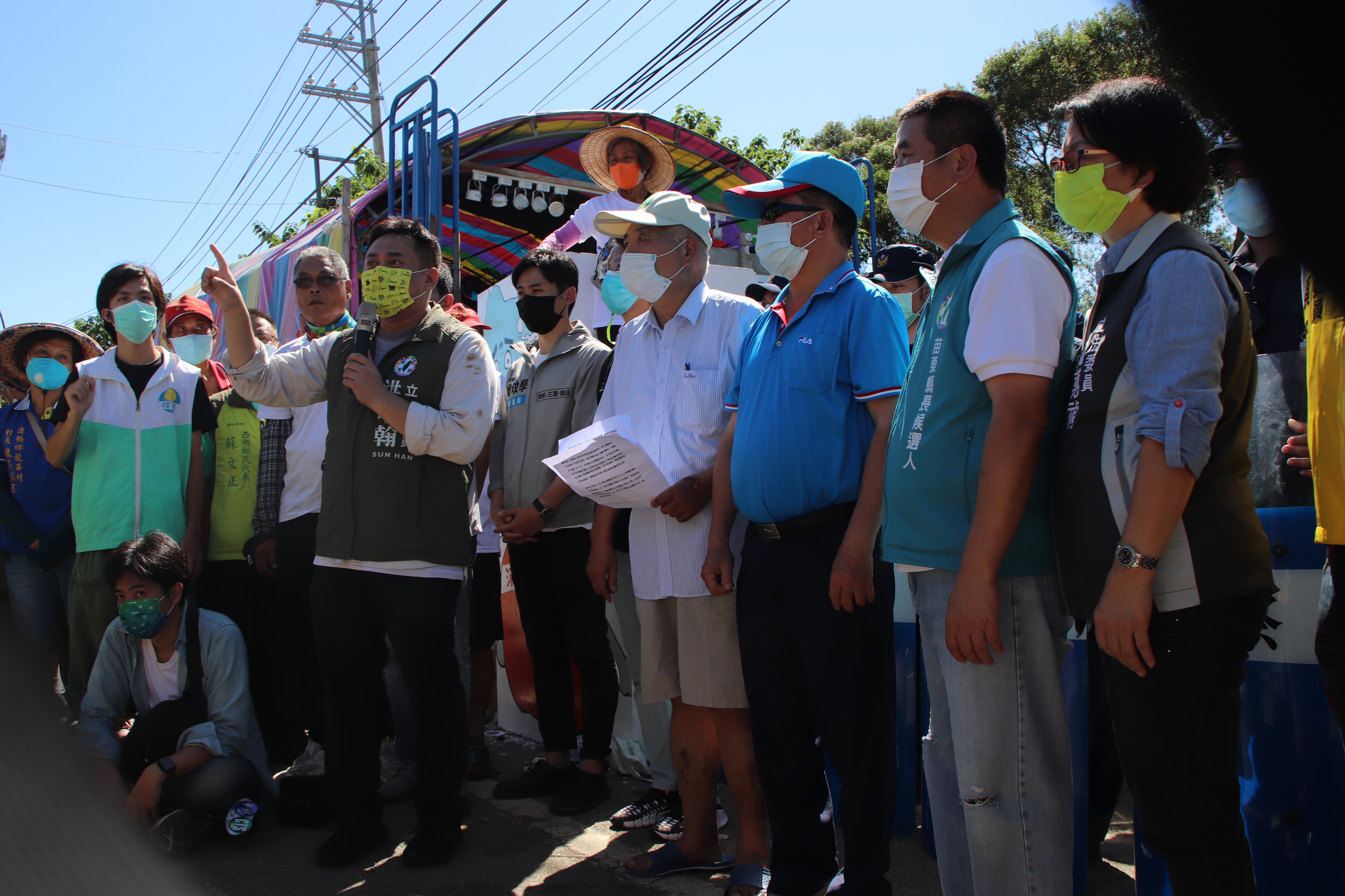 坤輿掩埋場凌晨爆發流血衝突後，今早法院判決苗栗縣府敗訴，民代在記者會中除了譴責黑衣人暴力，也要求縣府撤銷坤輿的試運轉許可。（洪申翰辦公室提供）