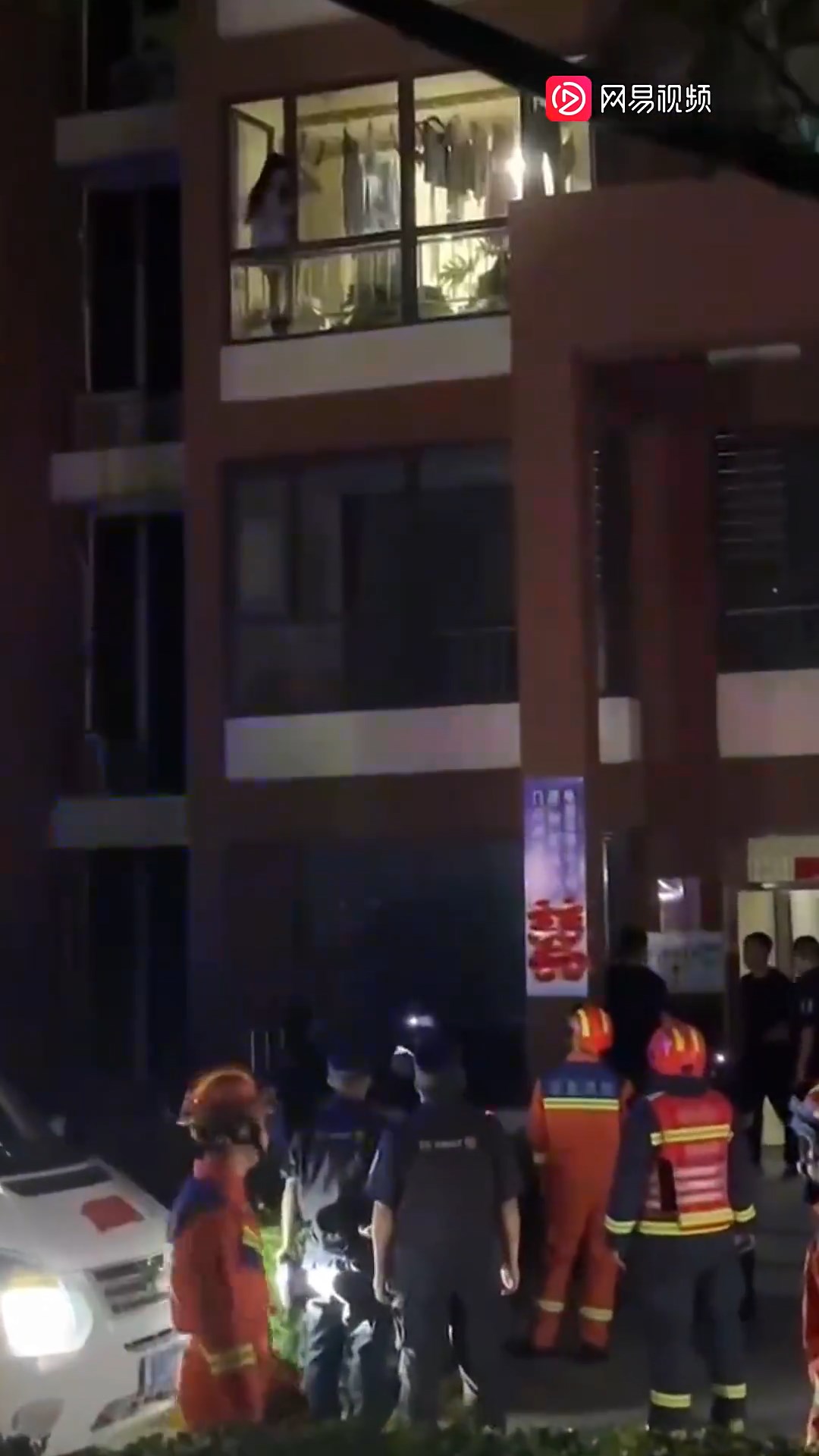 這位正妹人妻，長髮飄逸，佇立在陽台邊俯瞰小王的狀況。（翻自微博）