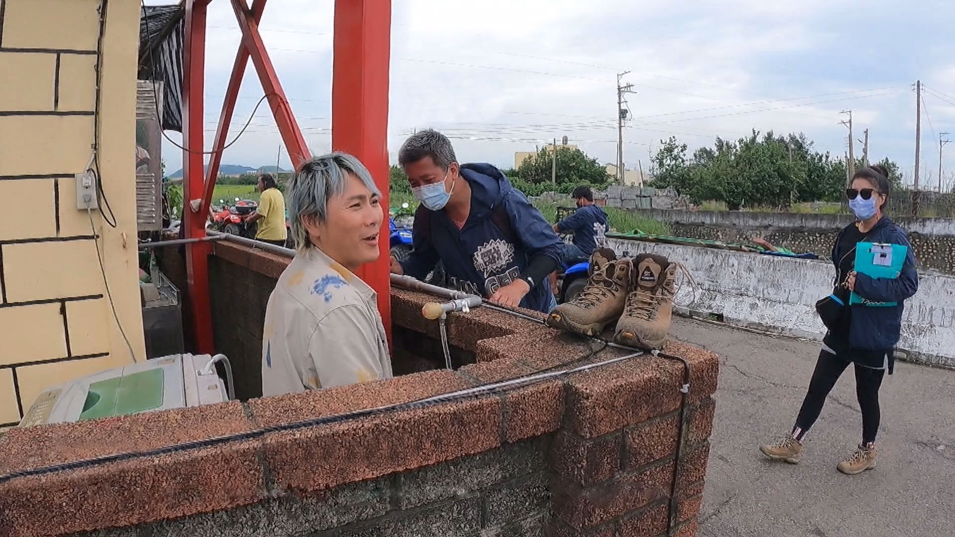 王仁甫(左)錄影「路邊解放」畫面曝光。(圖/中視提供)