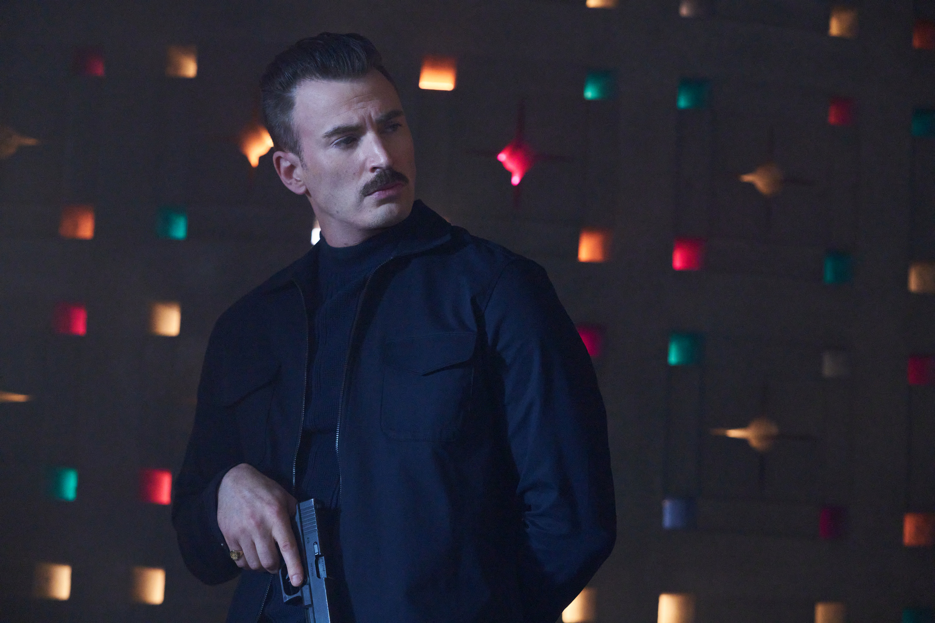 克里斯伊凡在《灰影人》壞到義無反顧，顛覆過往形象。（Netflix提供）