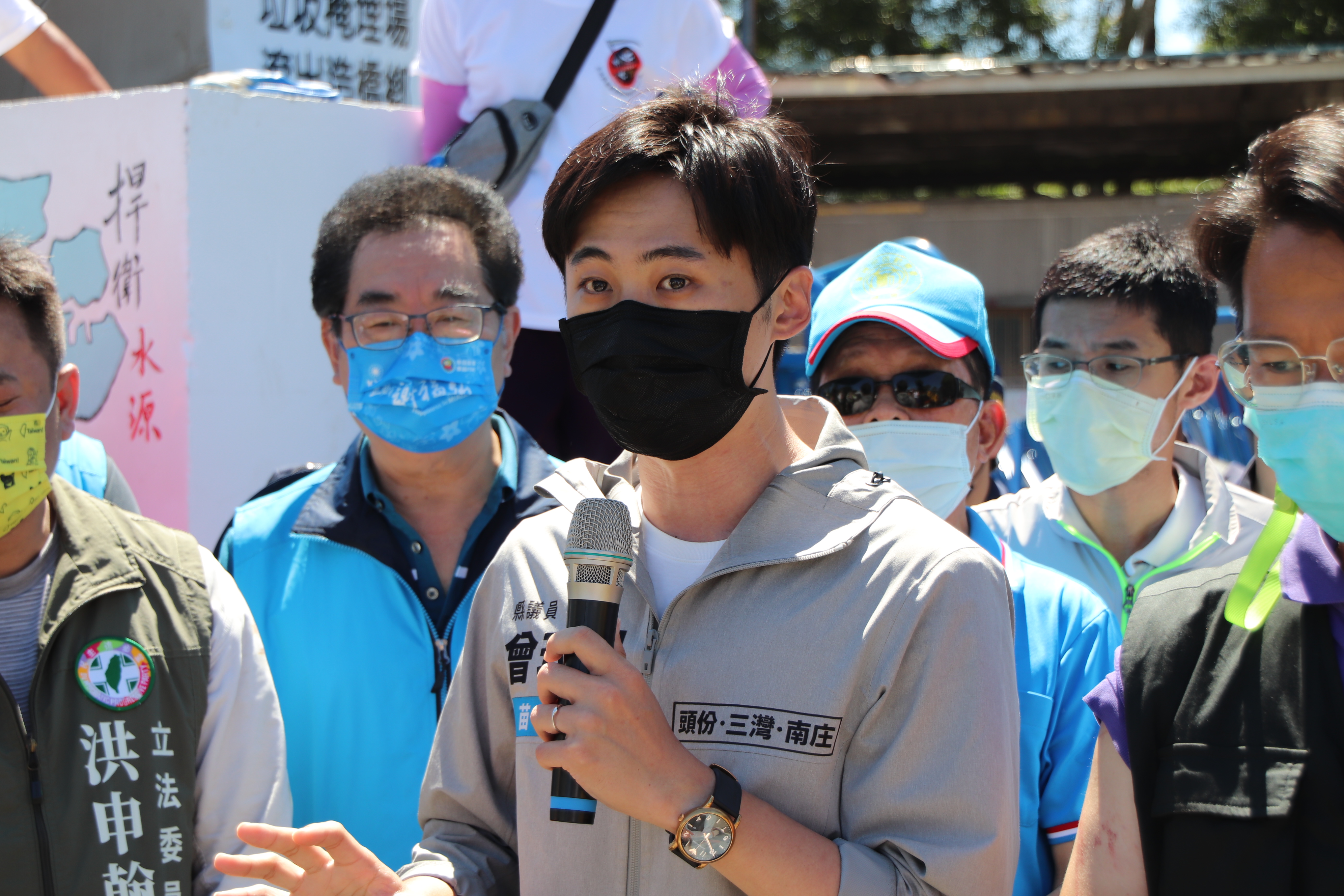 凌晨3點多，坤輿掩埋場外部爆發流血衝突，無黨籍苗栗縣議員曾玟學也受到波及，手臂被胡椒噴霧噴灑。（立委洪申翰提供）