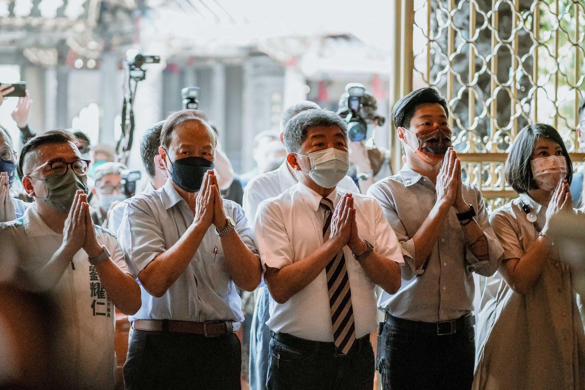 陳時中(中)連2日跑寺廟行程都遇到一名男子前去陳情「0206期貨大屠殺」一案,圖為陳時中昨日至龍山寺參拜。(翻攝自陳時中臉書)