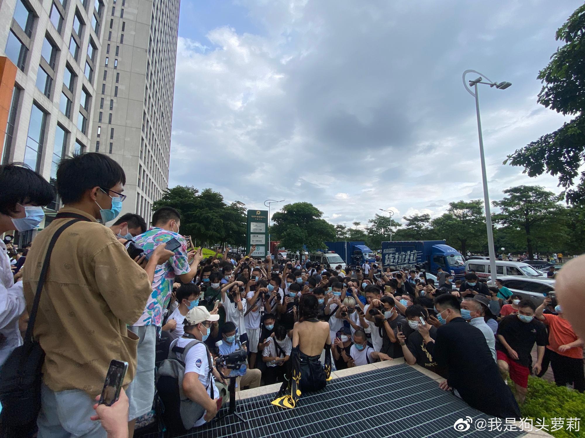 狗頭蘿莉強調自己不做任何性暗示姿勢。（翻自微博）