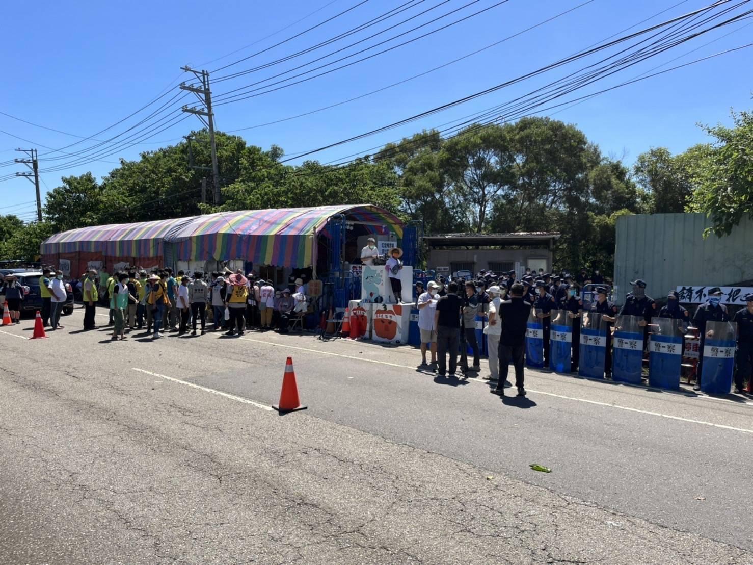 警政署依苗栗縣警察局申請，調派警力支援坤輿掩埋場，不料今日凌晨仍發生衝突。（警政署提供）