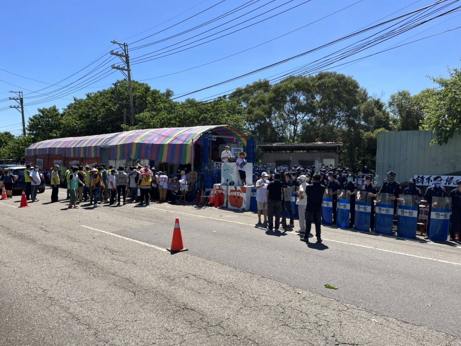 警政署依苗栗縣警察局申請，調派警力支援坤輿掩埋場，不料今日凌晨仍發生衝突。（警政署提供）