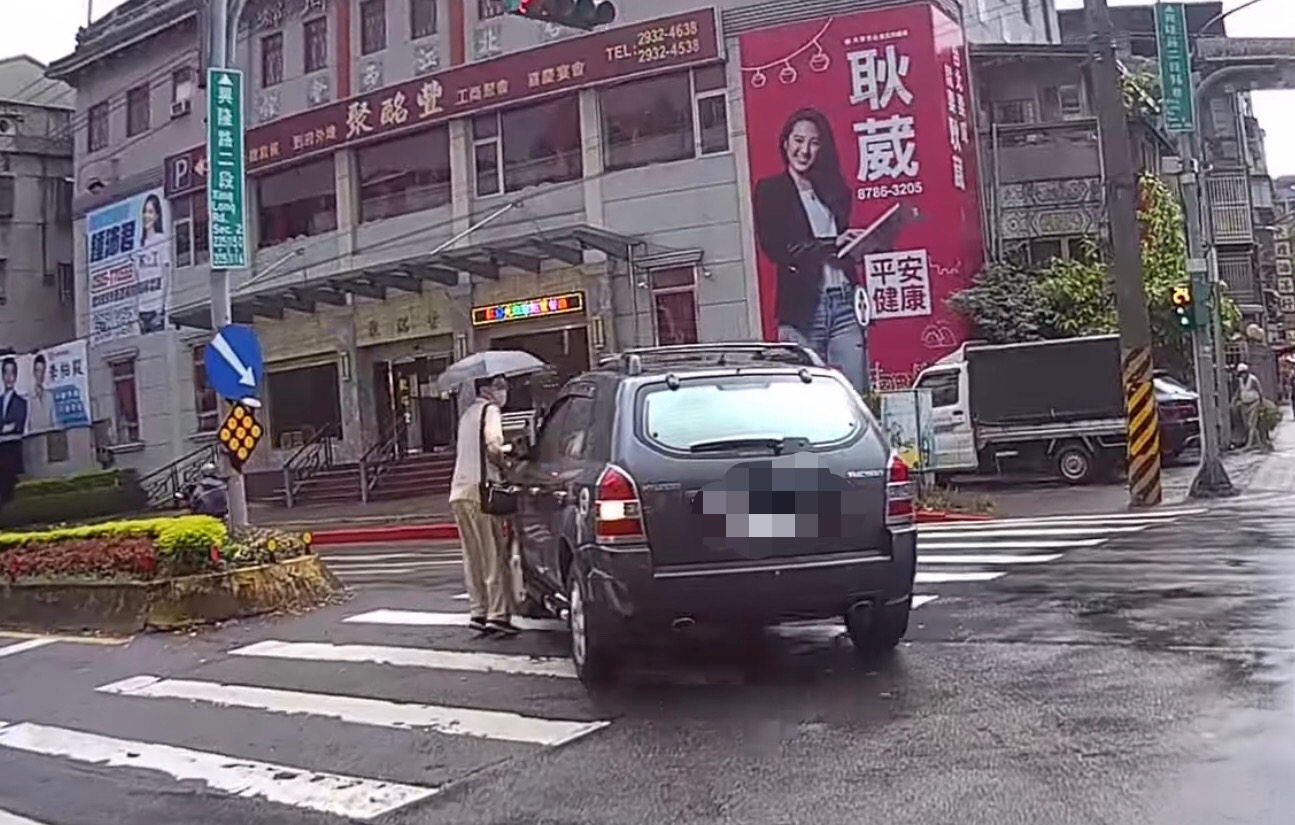 行人穿越馬路時，險遭左轉車輛撞上，十分驚險。（翻攝自臉書爆料公社二社）