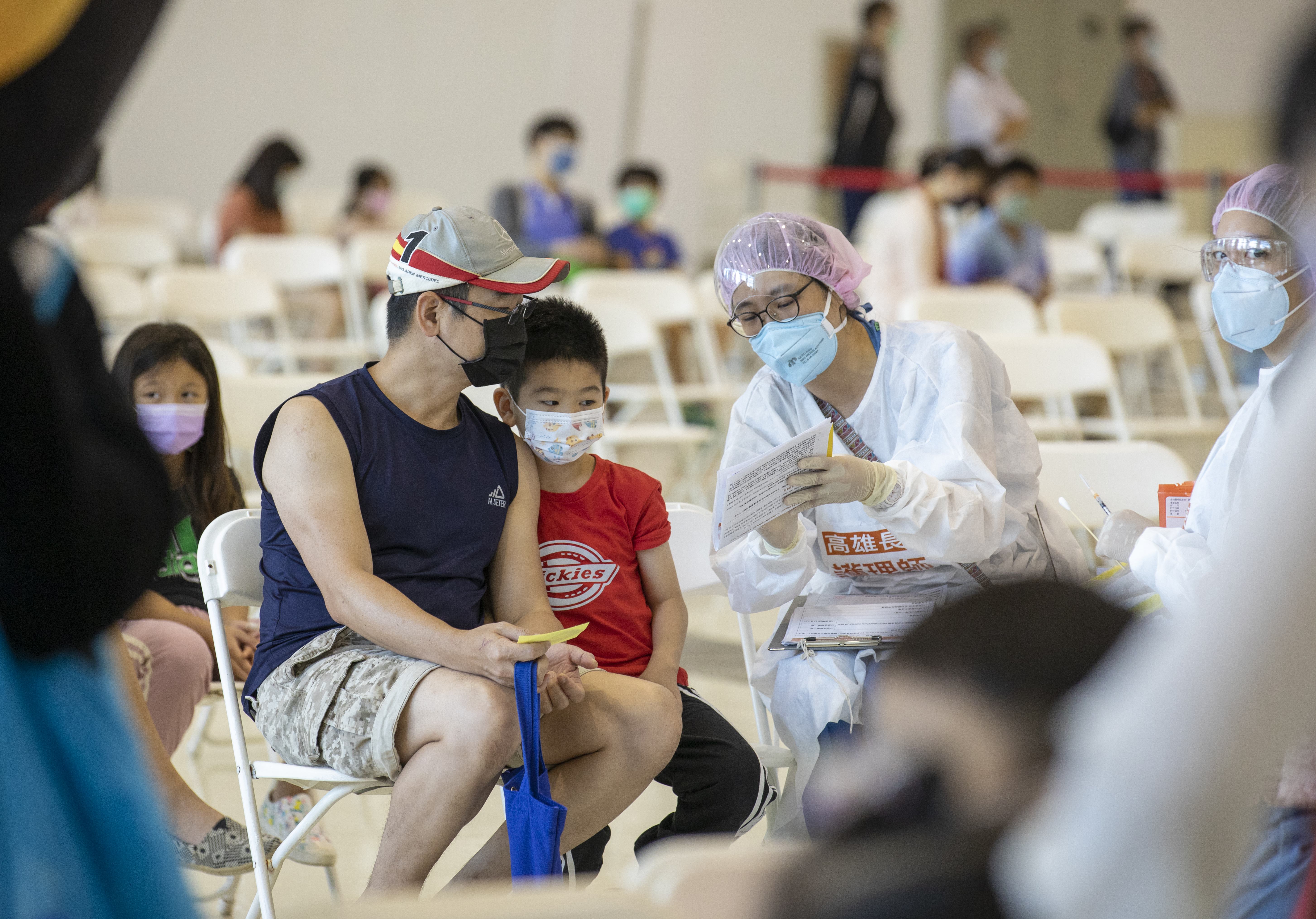 嬰幼兒莫德納疫苗今日起開打，羅一鈞建議家長趕緊讓小孩打疫苗以取得保護力。（本刊資料照）