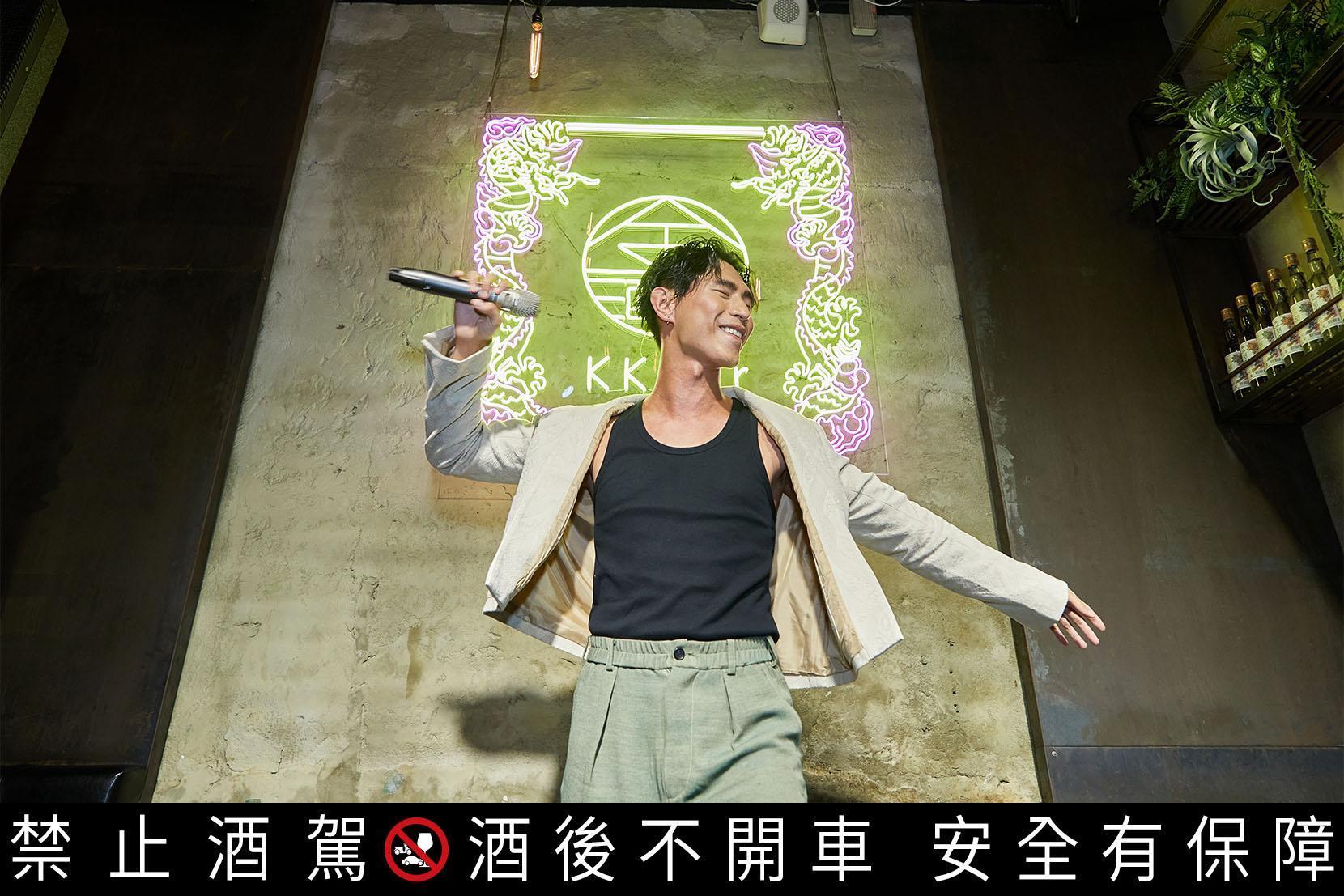 曾在《聲林之王3》勇奪冠軍的創作歌手柏霖,7月12日「KK Bar金酒吧」開幕之夜獻唱金門酒廠70週年年度歌曲〈再一次〉。