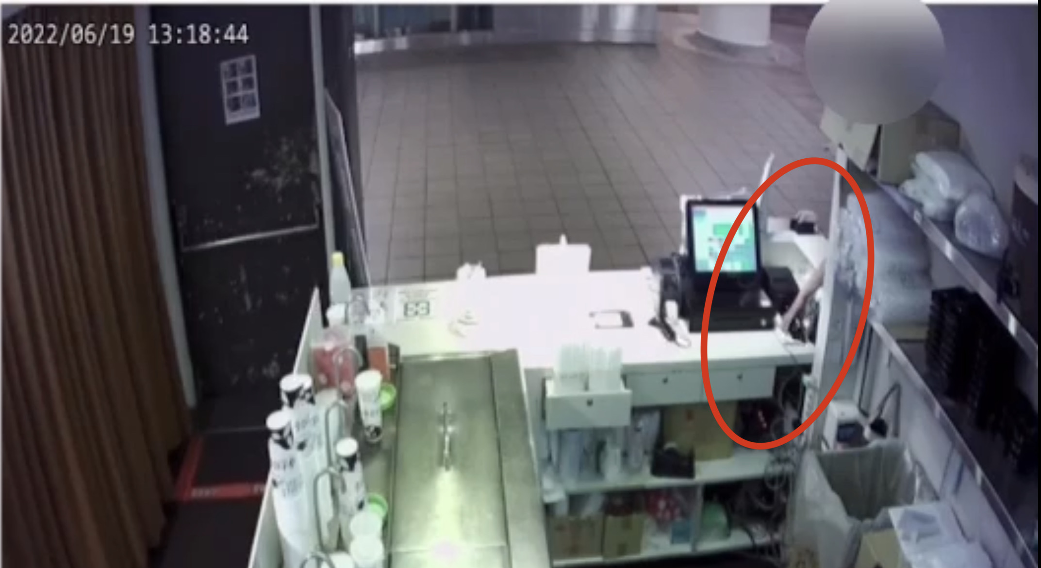 董男刻意走到店側面，突伸手偷走櫃台手機。（翻攝畫面）