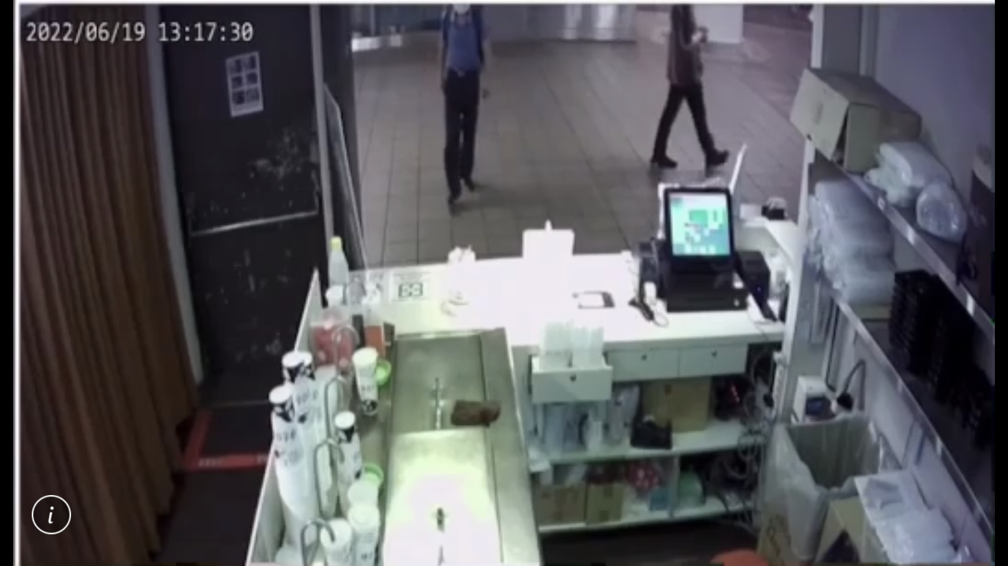 董男在被害飲料店前徘徊多時，伺機下手。（翻攝畫面）
