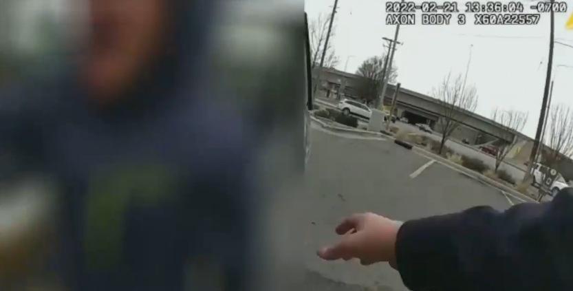 警員密錄器顯示，孩童開槍後，警員仍小心翼翼請孩童從車內出來。（翻攝自推特）