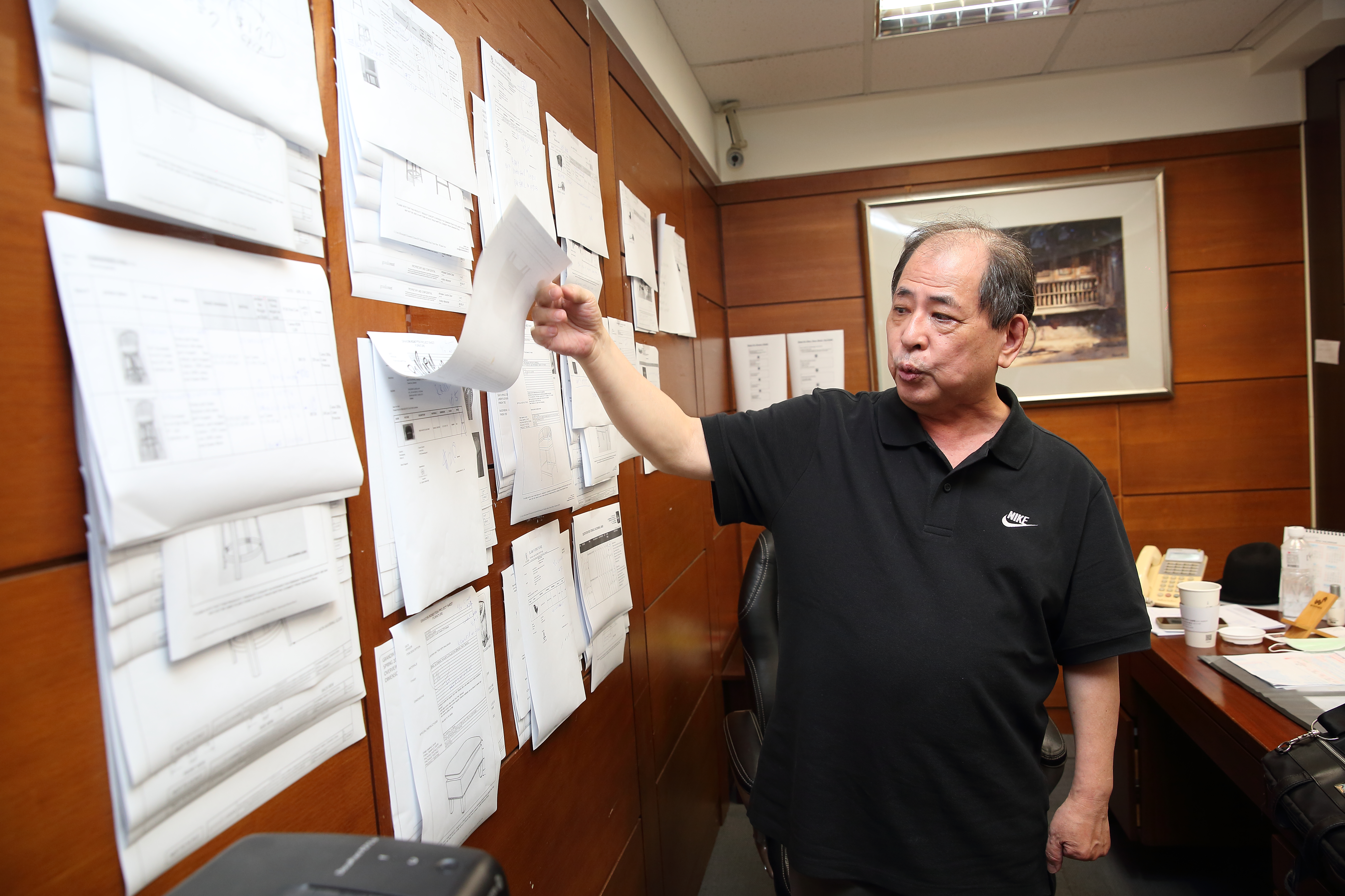 蒲浩為做貿易起家，習慣將訂單貼牆上，提醒自己追進度。